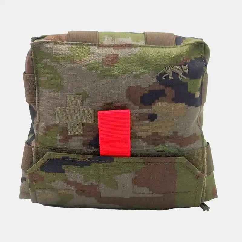 Botiquín IFAK Pouch S MK II Tasmanian Tiger en camuflaje boscoso con tirador rojo de apertura rápida.
