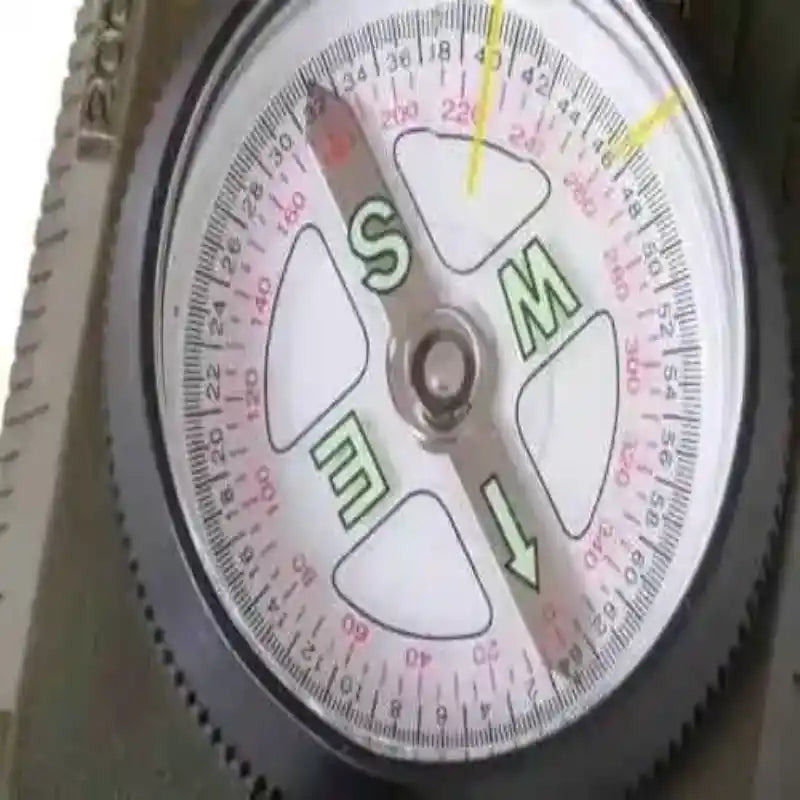 Brújula lensática Levenhuk DC65 detalle del dial con escala y aguja