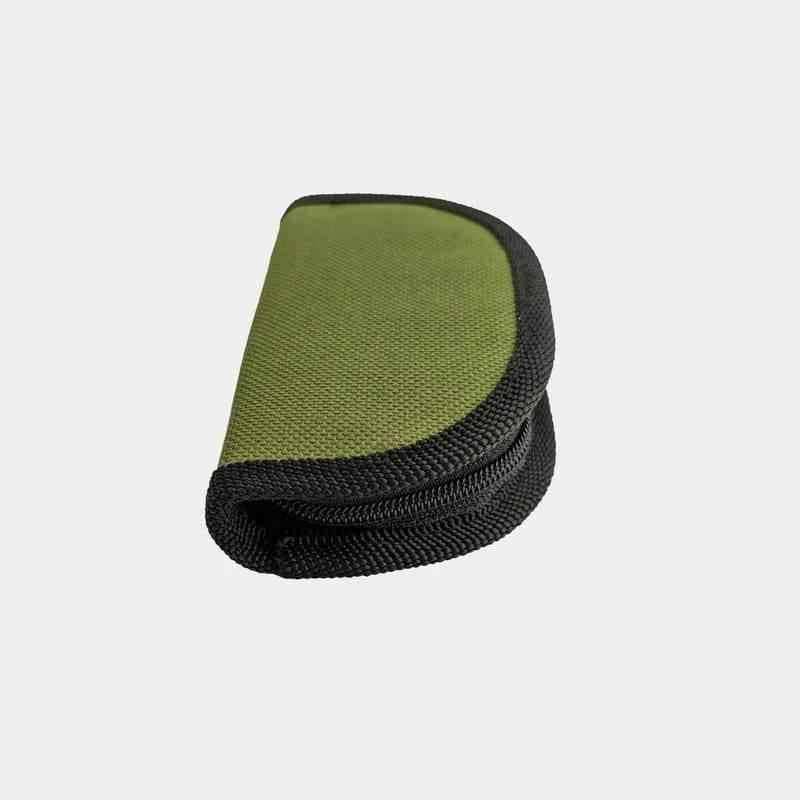 Estuche de costura verde oliva con borde negro y solapa curva
