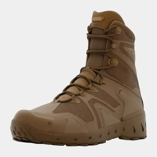 Botas tácticas AEROtac First Tactical de caña alta en color coyote con cremallera en vista tres cuartos.