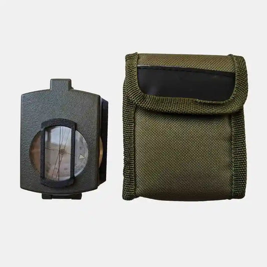 BRÚJULA LENSÁTICA CERRADA EN COLOR VERDE OLIVA JUNTO A SU FUNDA DE TELA DE LONA REFORZADA.