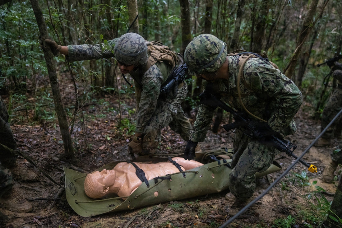 Soldados practican la evacuación de heridos en una densa jungla.