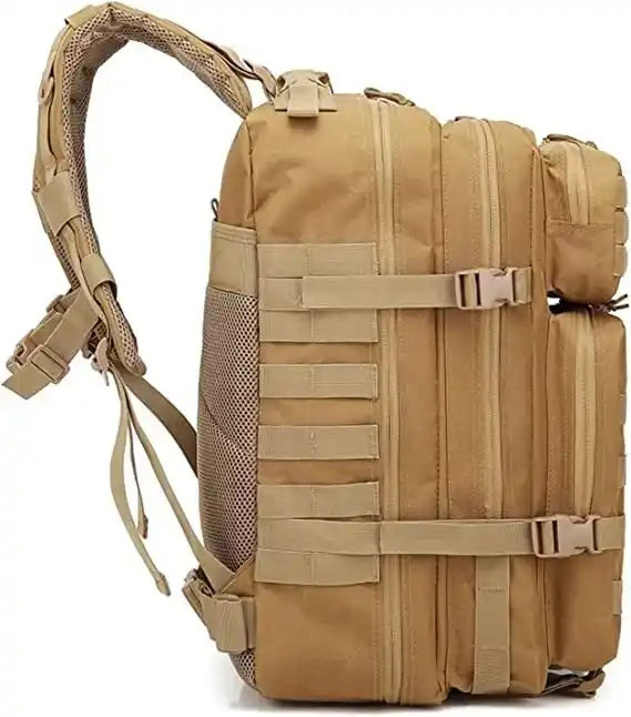 Mochila táctica militar 45L color kaki con correas acolchadas ajustables.