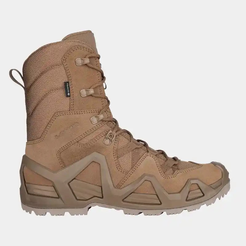 Botas altas de trekking color coyote, con cordones y suela con tacos