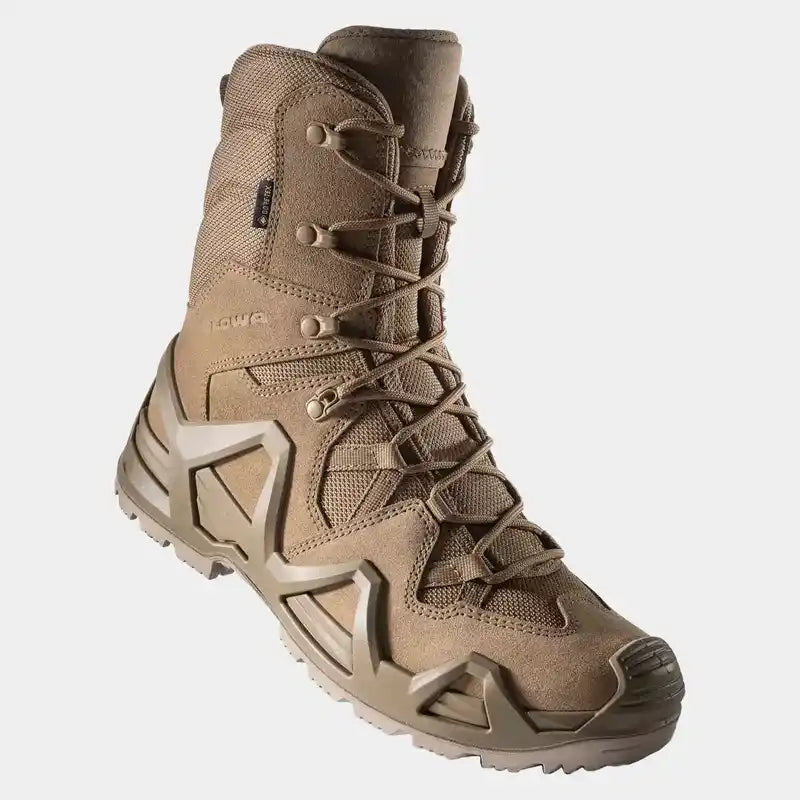 Botas altas de trekking color coyote, con cordones y ojales metálicos
