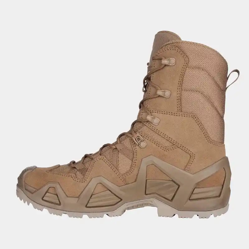 Botas altas de trekking color arena, con cordones y paneles acolchados en el empeine