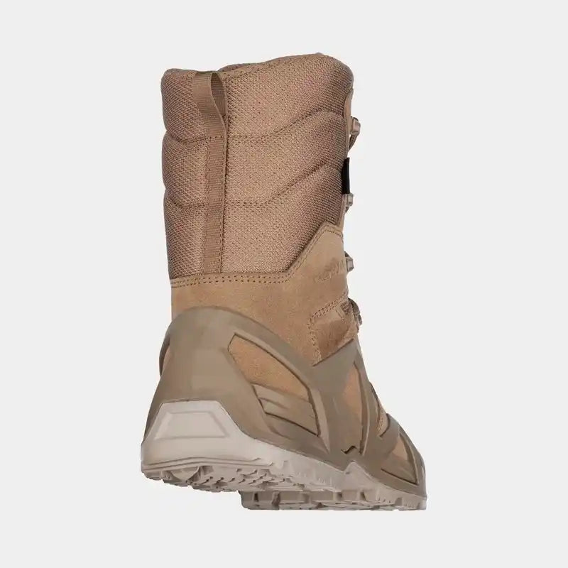 Botas altas de trekking color coyote, con panel trasero y suela con tacos