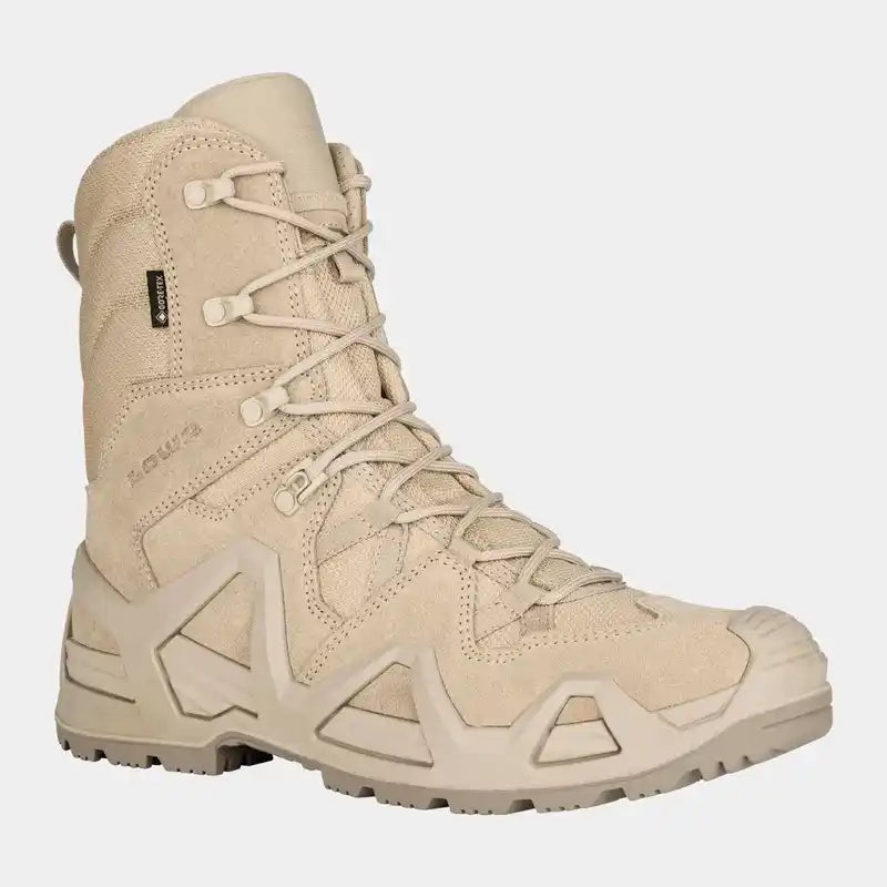 Botas altas de trekking color arena, con cordones y suela con tacos
