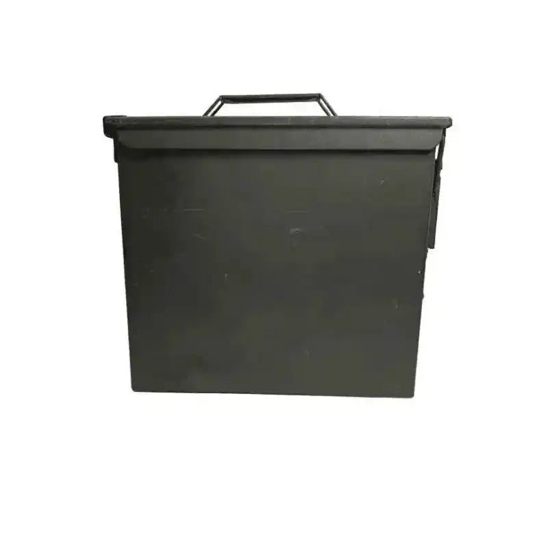 Caja estanca de munición negra cerrada, vista lateral con asa