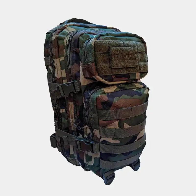 Mochila táctica US Assault Mil-Tec con parches de velcro y cintas MOLLE en camuflaje boscoso