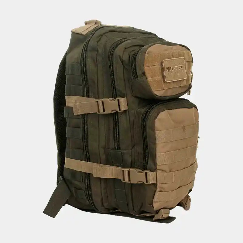 Mochila táctica US Assault Mil-Tec con sistema MOLLE en verde ranger y frontal coyote