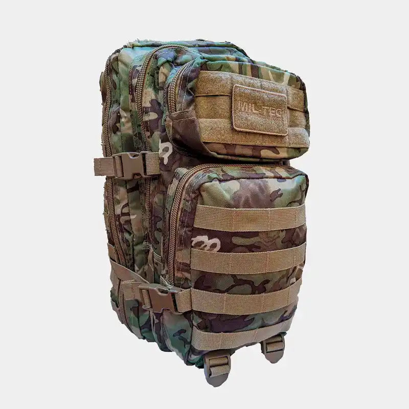 Mochila táctica US Assault Mil-Tec con bolsillos frontales en camuflaje Woodland Arid