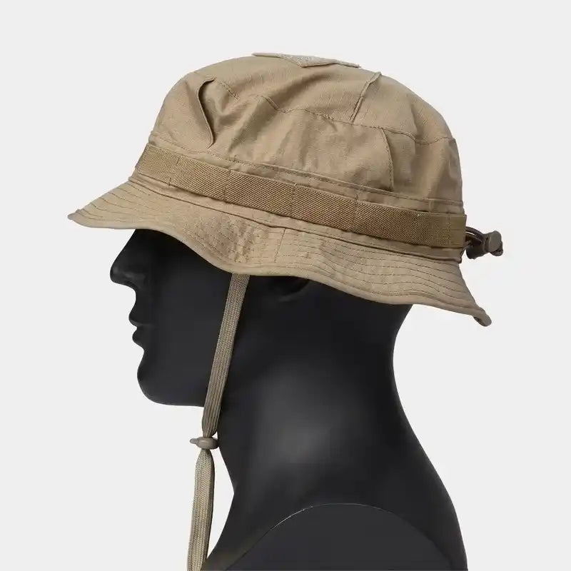 Sombrero táctico boonie Emersongear vista lateral sobre maniquí con ajuste trasero en color coyote
