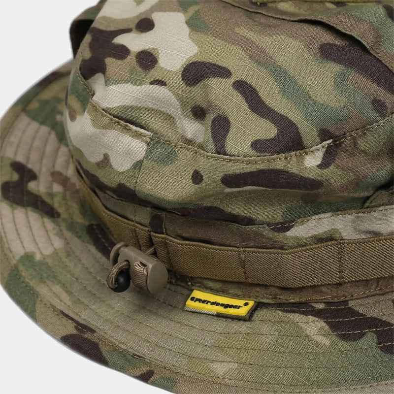 Detalle de costuras, etiqueta e inclinación trasera del sombrero boonie Emersongear MultiCam