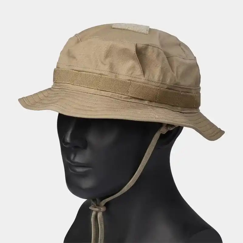 Sombrero táctico boonie de ala corta Emersongear vista oblicua tres cuartos en maniquí color coyote
