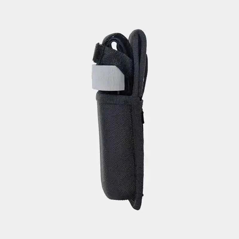 Funda táctica para torniquete con torniquete de emergencia en su interior, compatible con sistema MOLLE para equipos de primeros auxilios.