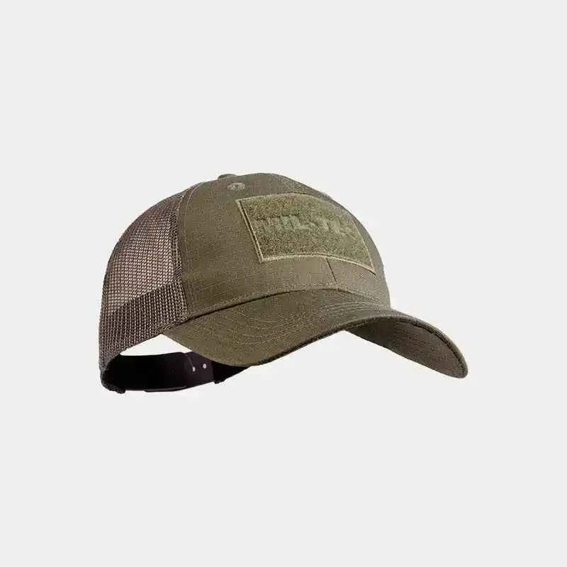 Gorra táctica verde oliva con rejilla trasera y visera curva, tipo trucker.