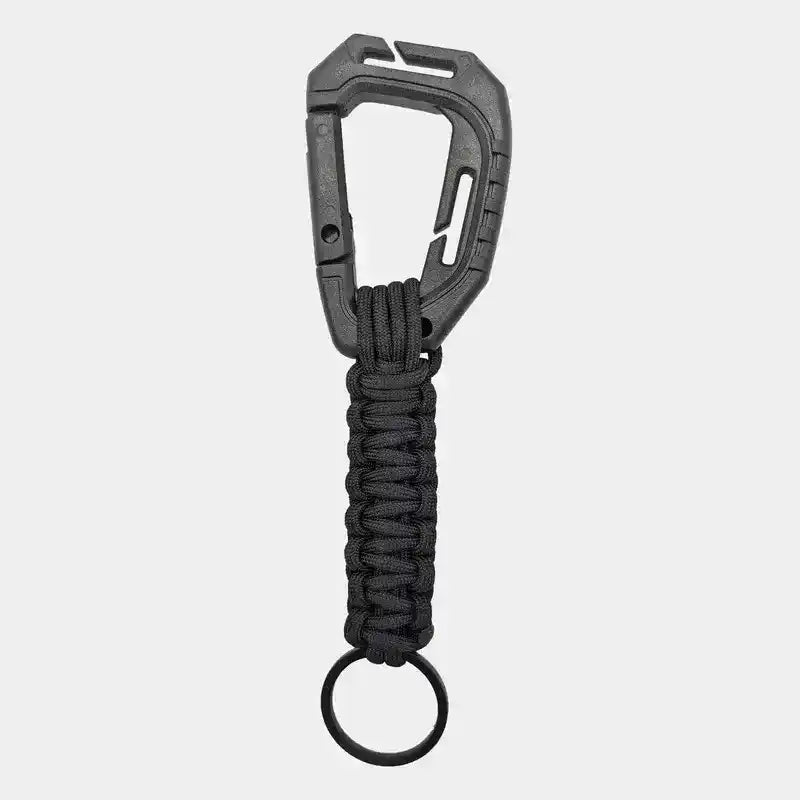 Llavero táctico de cuerda paracord trenzada negra con mosquetón de polímero y anilla metálica sobre fondo claro.
