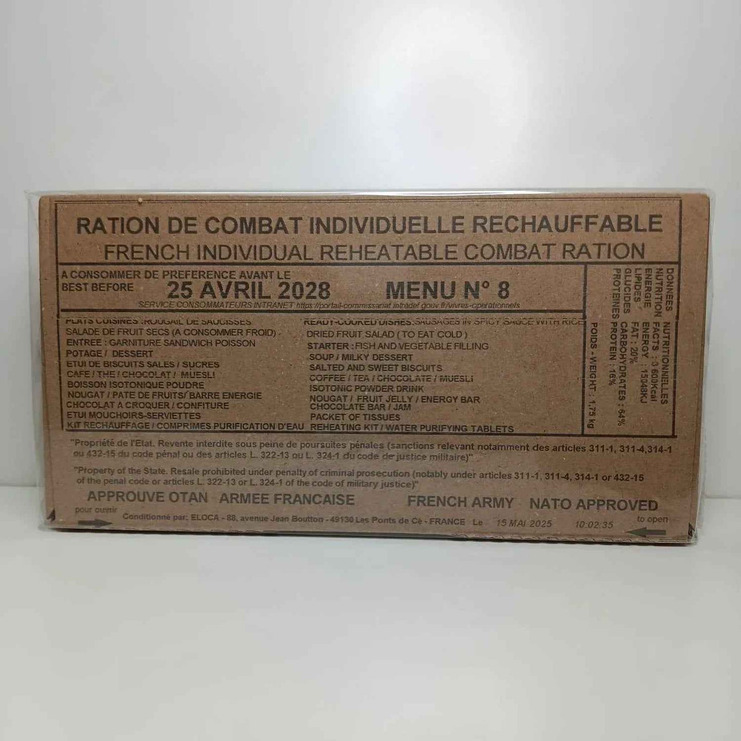 Ración militar francesa, caja marrón con etiqueta Menú N.º 8 y 25 abril 2028.