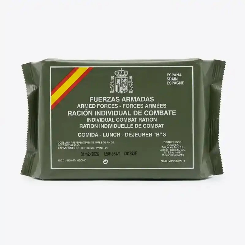 Ración individual de combate Menú B3 Fuerzas Armadas Españolas, paquete militar verde hermético sobre fondo blanco