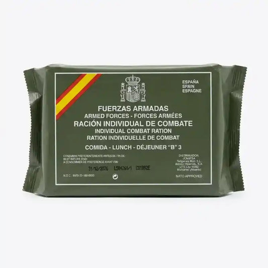 Ración individual de combate Menú B3 Fuerzas Armadas Españolas, paquete militar verde hermético sobre fondo blanco