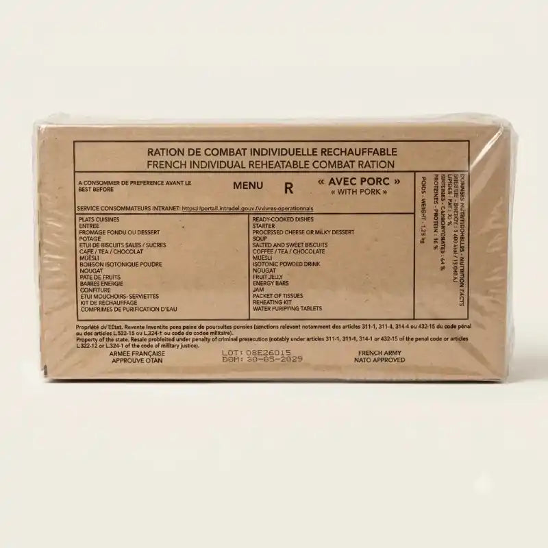 Caja de ración militar con etiqueta MENU R, con cerdo