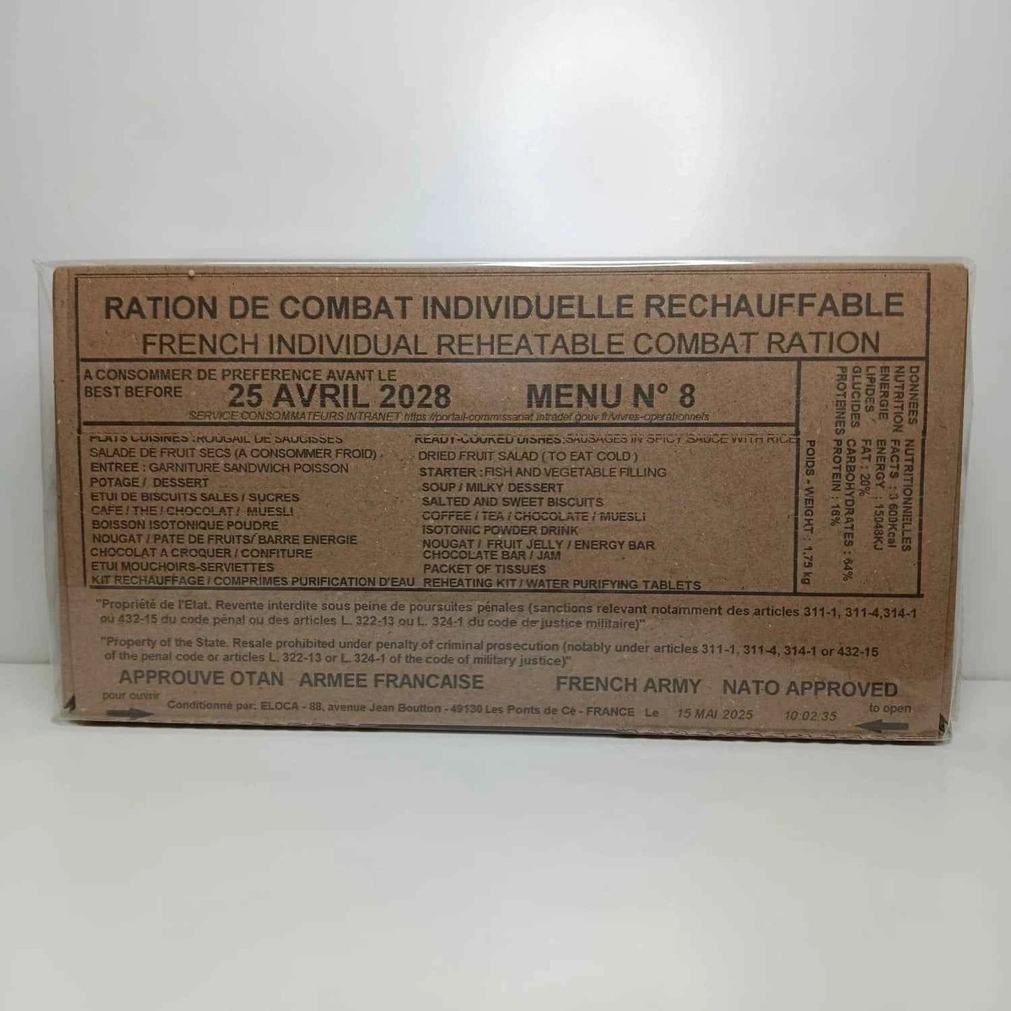 Ración militar francesa, caja marrón con etiqueta Menú N.º 8 y 25 abril 2028.