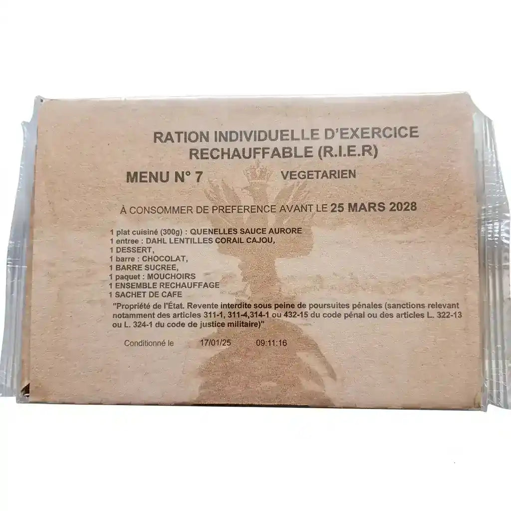 Ración militar francesa envasada, envoltorio marrón con texto y menú vegetariano