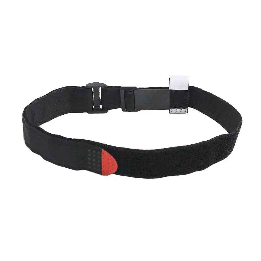 Torniquete de emergencia con correa negra, almohadilla roja, hebilla y etiqueta TIME