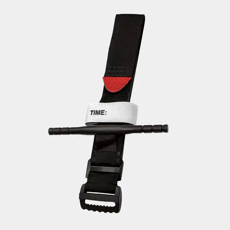 Torniquete táctico de emergencia negro con sistema de cierre por barra de presión para control de hemorragias y primeros auxilios.
