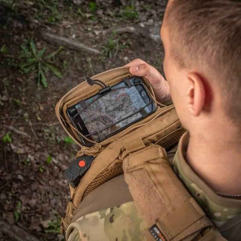 Bolsillo admin MOLLE coyote con inserto protector de color rosa en el compartimento