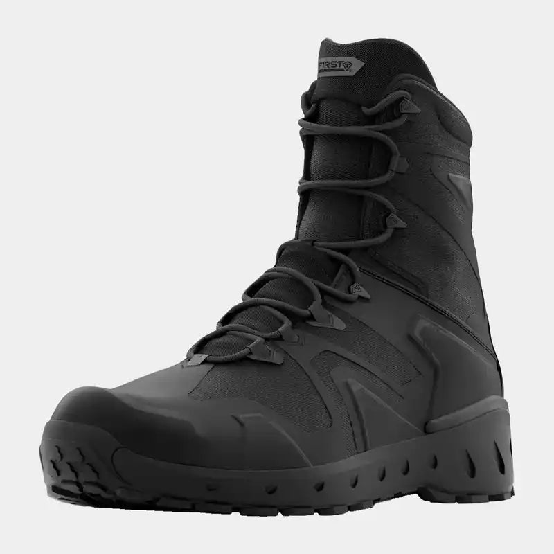 Vista diagonal de bota táctica AEROtac First Tactical negra con cierre lateral
