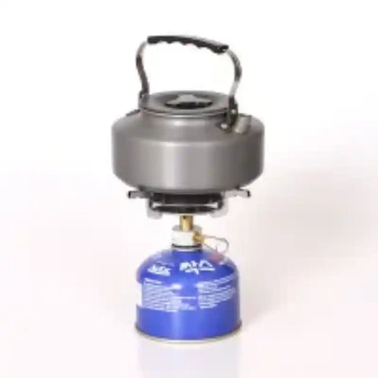 Hornillo de gas plegable para camping y supervivencia con cazo de aluminio sobre cartucho de gas, ideal para bushcraft, trekking y cocina de campaña.