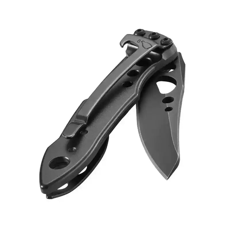 Una navaja Leatherman Skeletool KB negra mate semiabierta, con la hoja parcialmente desplegada y el clip de bolsillo