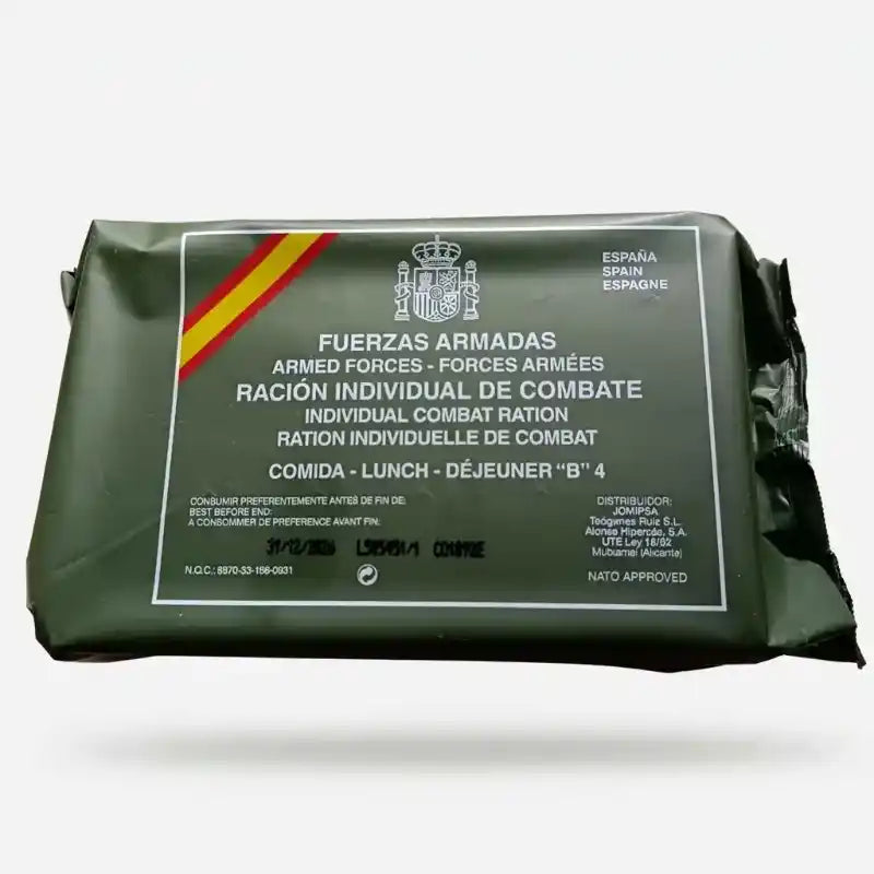 Ración individual de combate Menú B4 Fuerzas Armadas Españolas, paquete verde militar precintado sobre fondo blanco