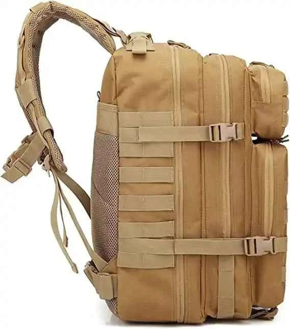 Mochila táctica kaki con panel lateral organizador y cinturón de sujeción.