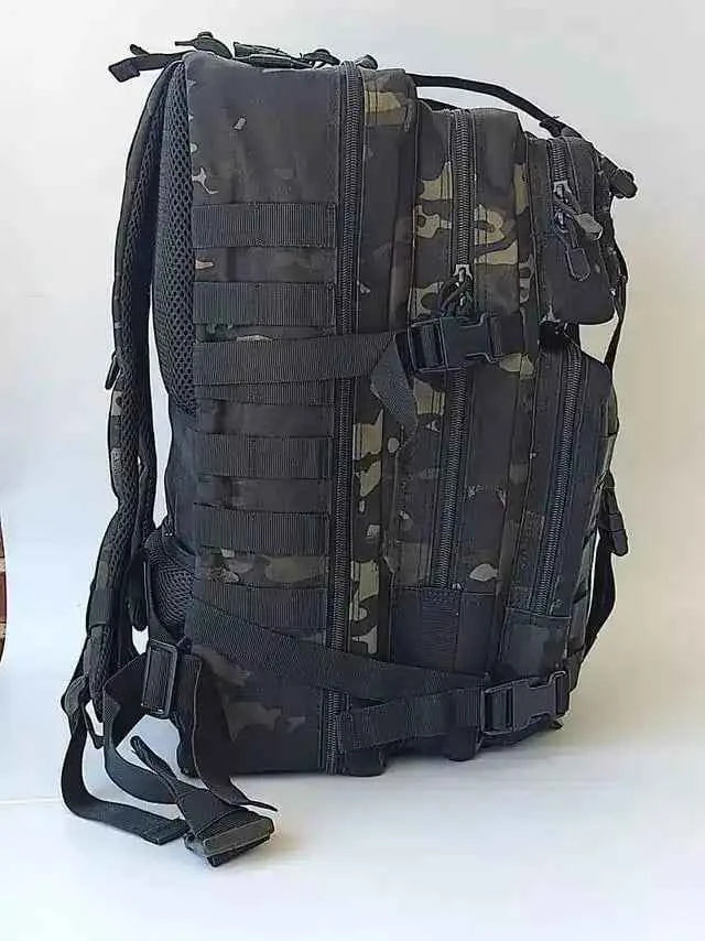 Mochila táctica camuflada con panel trasero acolchado, correas y cremallera lateral.