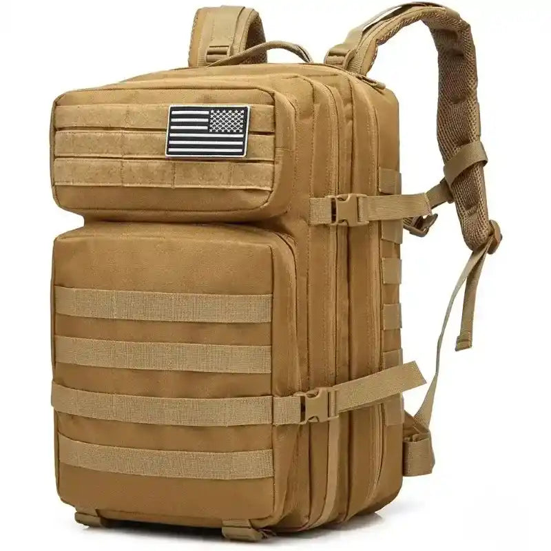Mochila táctica color kaki vista frontal con sistema MOLLE para senderismo, supervivencia y uso militar