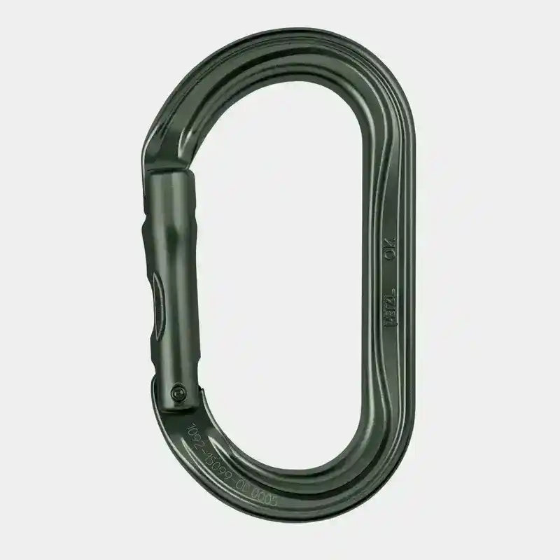 Mosquetón simétrico Petzl OK verde oliva de forma ovalada sin sistema de bloqueo sobre fondo blanco.