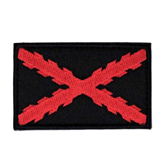 Parche rectangular negro con X roja bordada